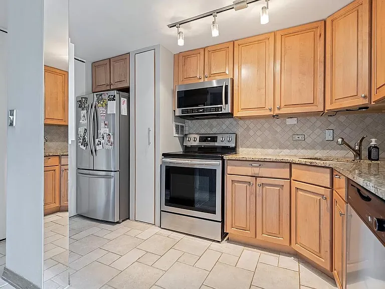 1221 N Dearborn St #1402N — Photo 5