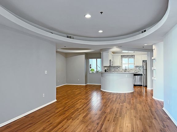 3rd image of 12712 Moorpark St #305