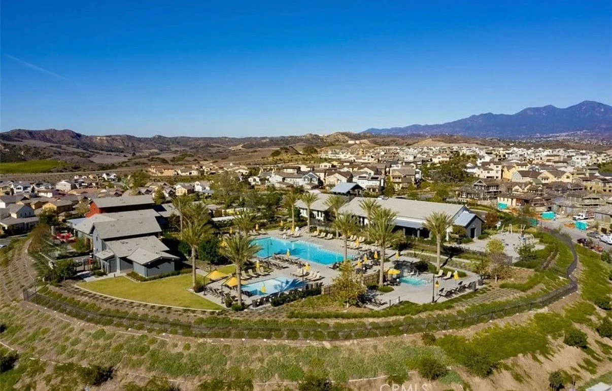 3 bed, 2.5 bath, 1490 sqft, $4,600 — Photo 1