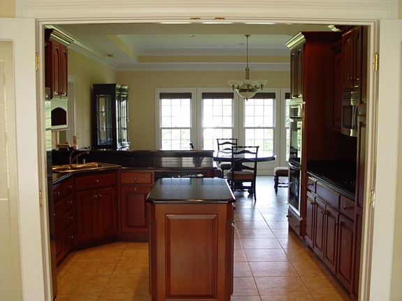 4th image of 520 Country Ln