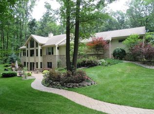 5388 Hartland Rd, Fenton, MI 48430