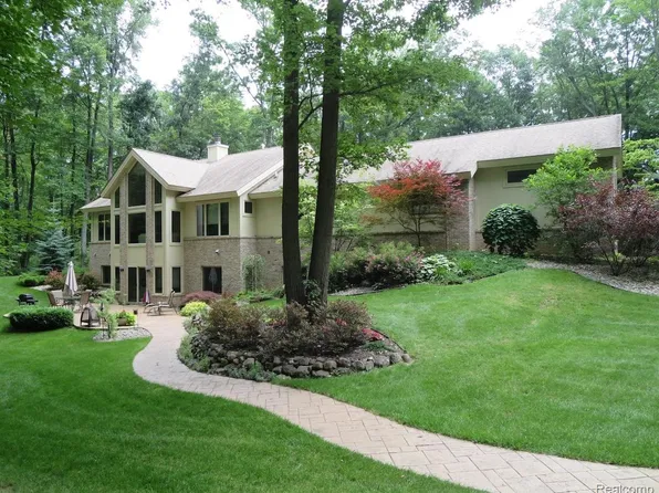 5388 Hartland Rd, Fenton, MI 48430