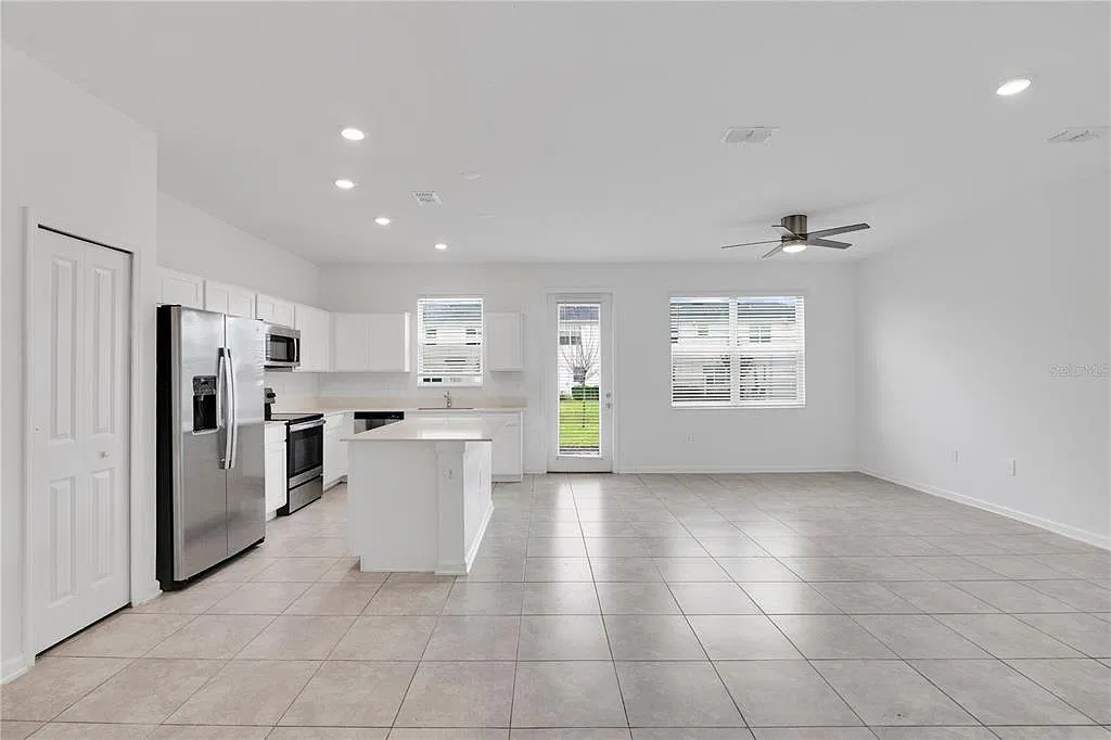4 bed, 3.5 bath, 1944 sqft, $2,400 — Photo 4