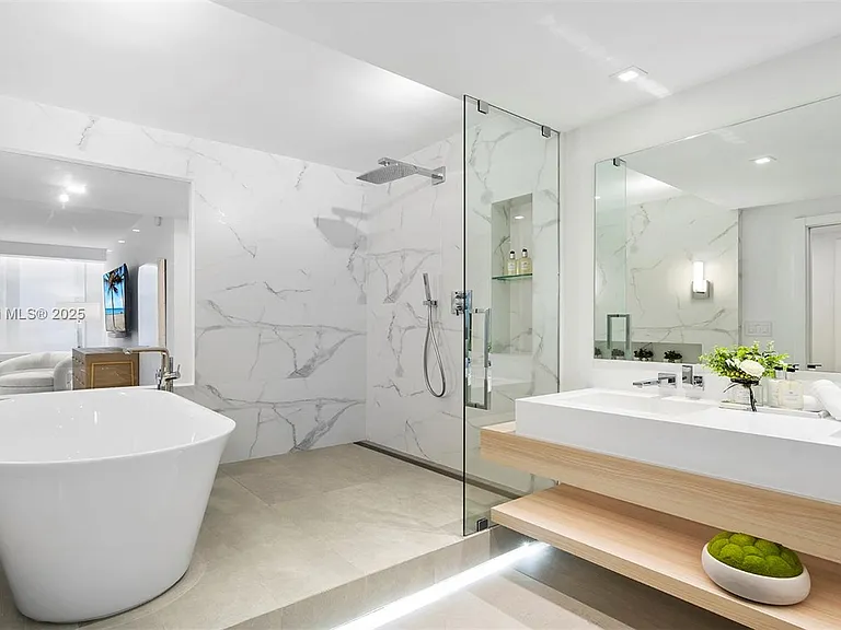 2301 Collins Ave #641 — Photo 5