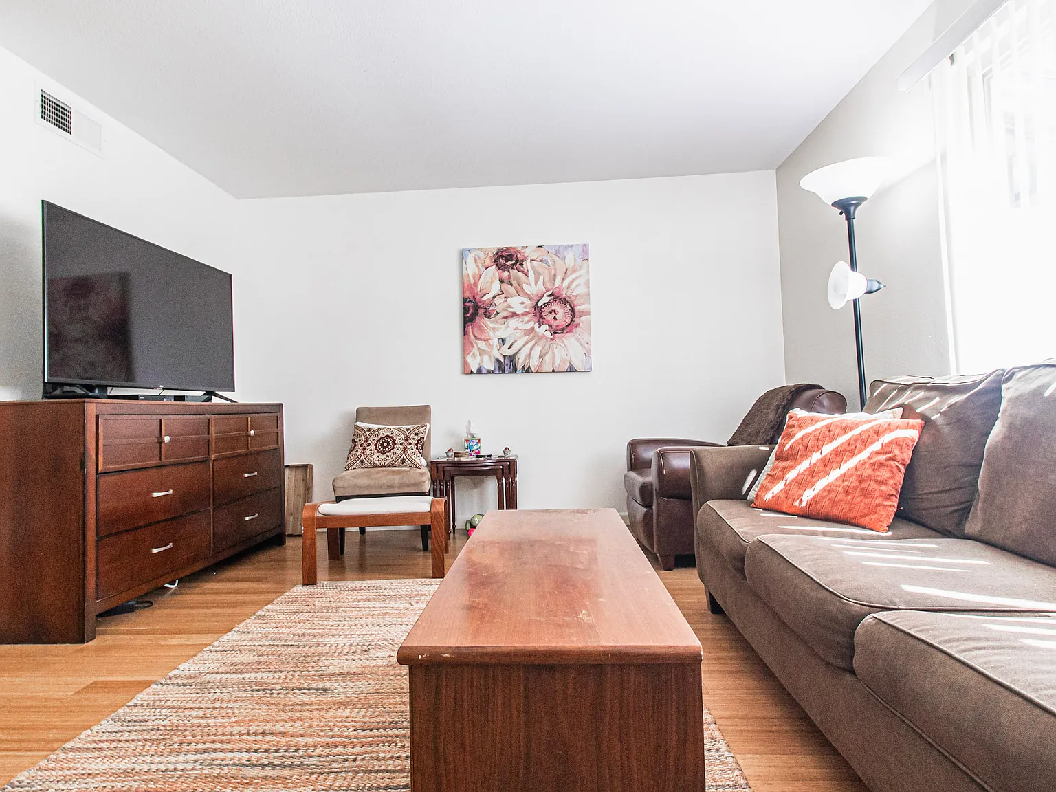 2 bed, 1.5 bath, 1008 sqft, $3,800 — Photo 3