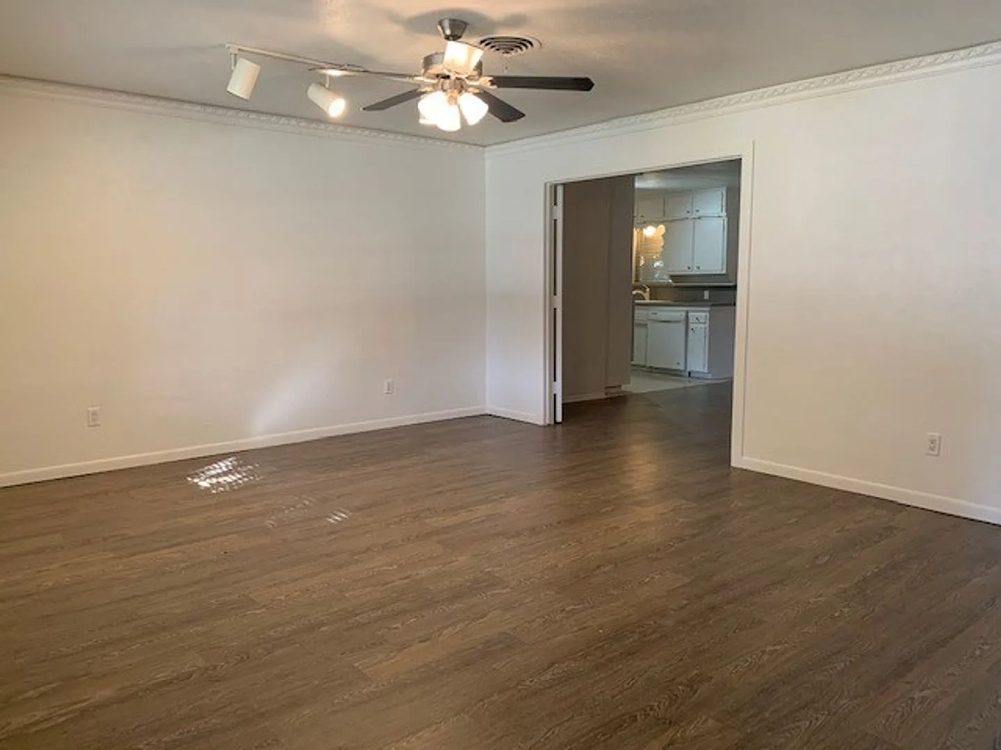 Spacious 3 Bedroom, 2 Full Bath Home Located in SW Ft. Worth! — Photo 4