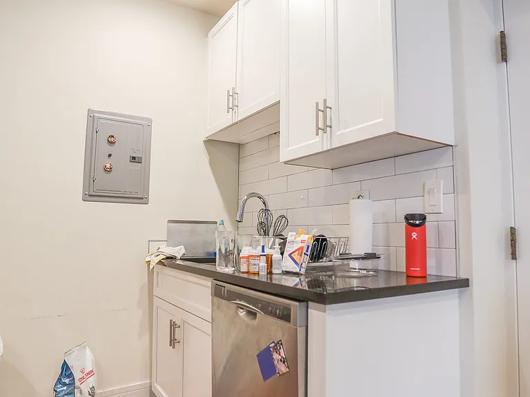 652 W Roscoe St #104 — Photo 1