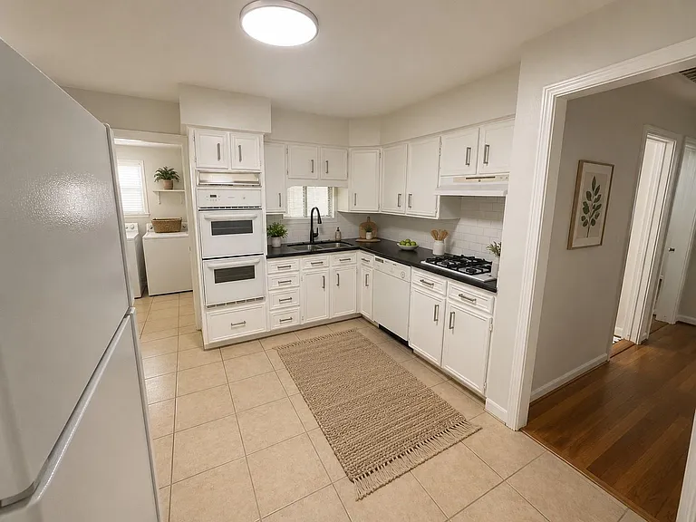 1606 Walton St — Photo 3