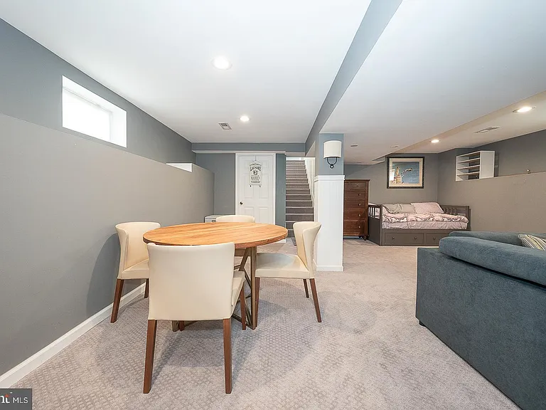586 Summit St — Photo 35
