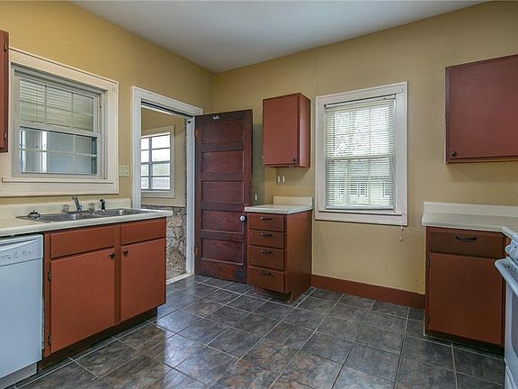 5th image of 303 N Main St