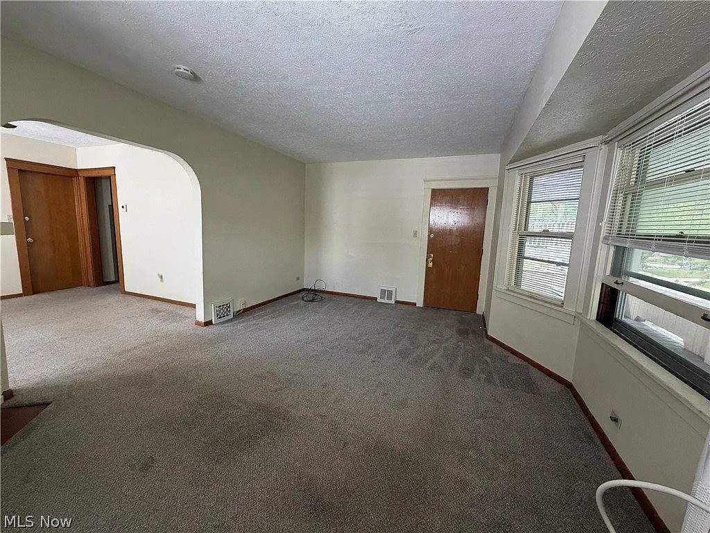 3 bed, 1980 sqft, $1,400 — Photo 3