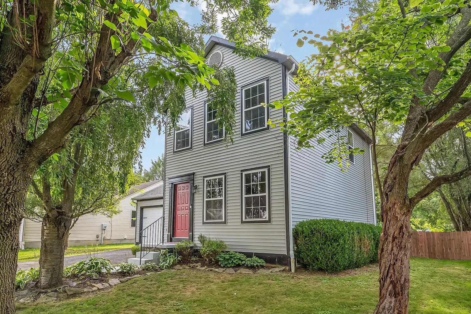 562 Durham Ln photo 1