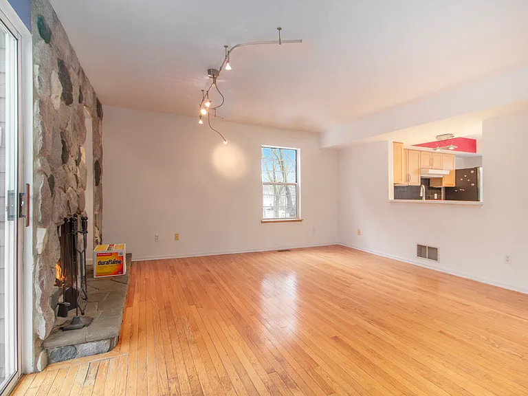 230 Lyn Anne Ct — Photo 5