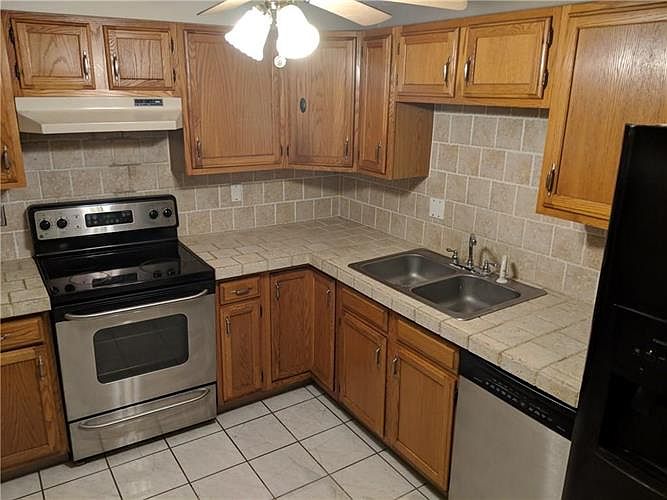 2nd image of 365 E Grand Ave