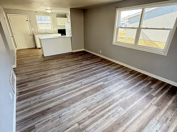 3rd image of 1640 Sagamore Pkwy W #7