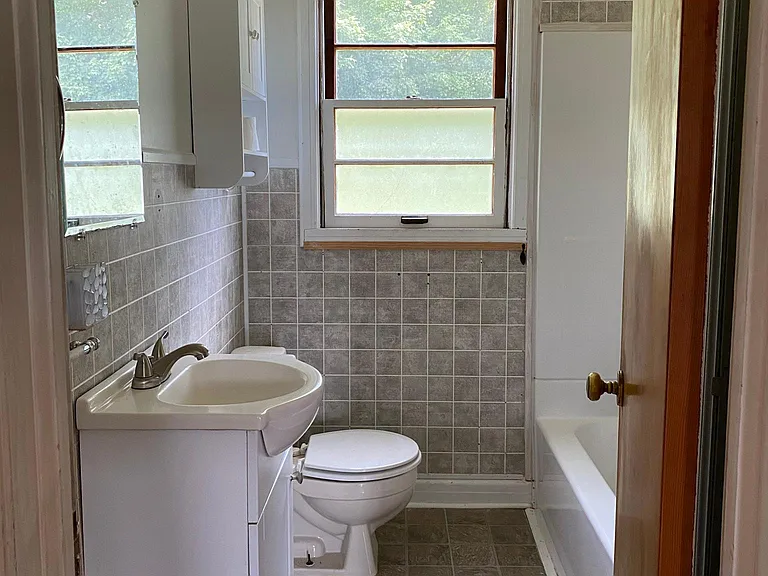 408 Henderson Dr — Photo 7