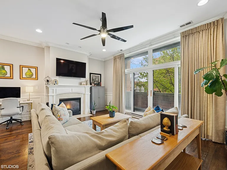2243 W Irving Park Rd #2W — Photo 2