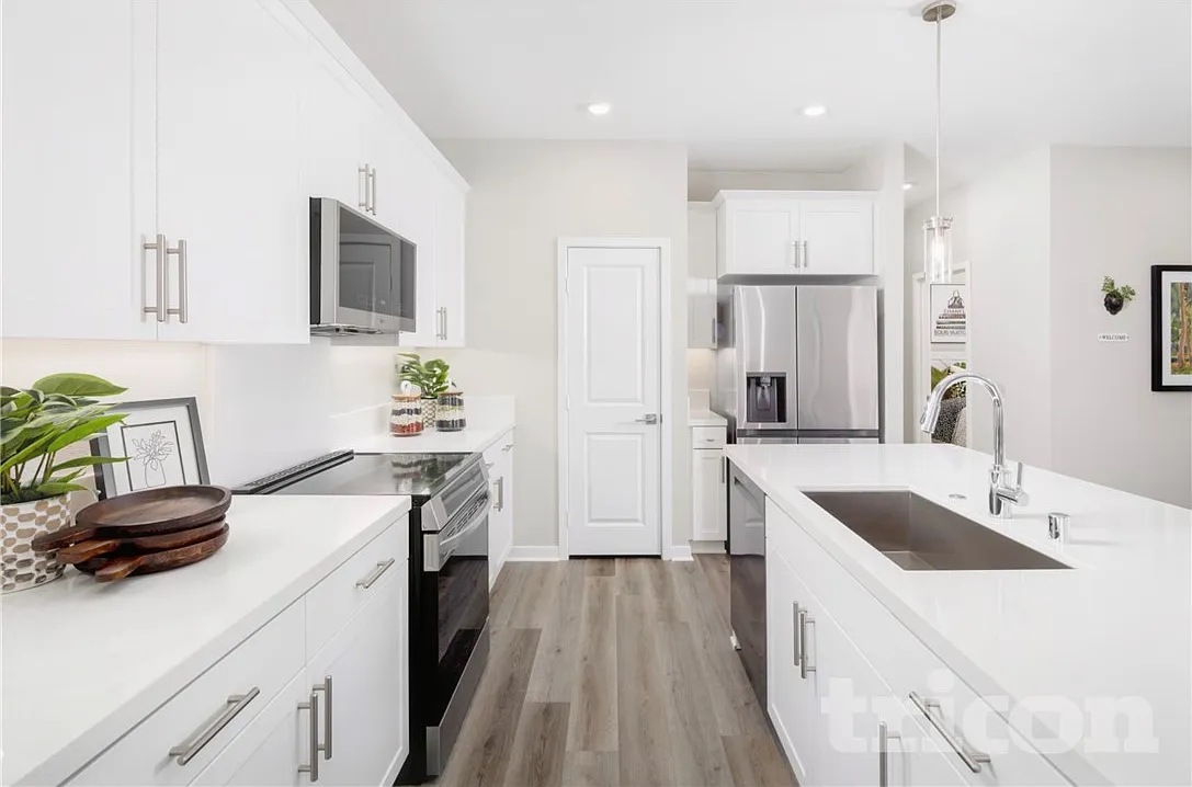 3 bed, 1176 sqft, $3,549 — Photo 3