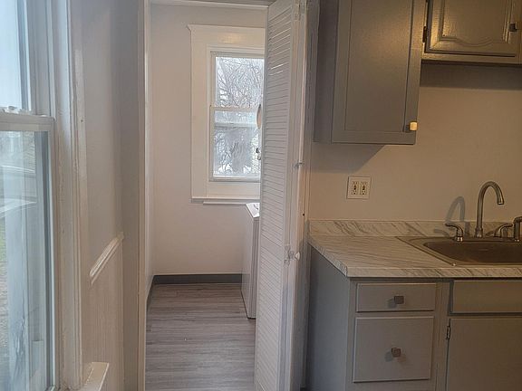 4th image of 322 Bassett St #1