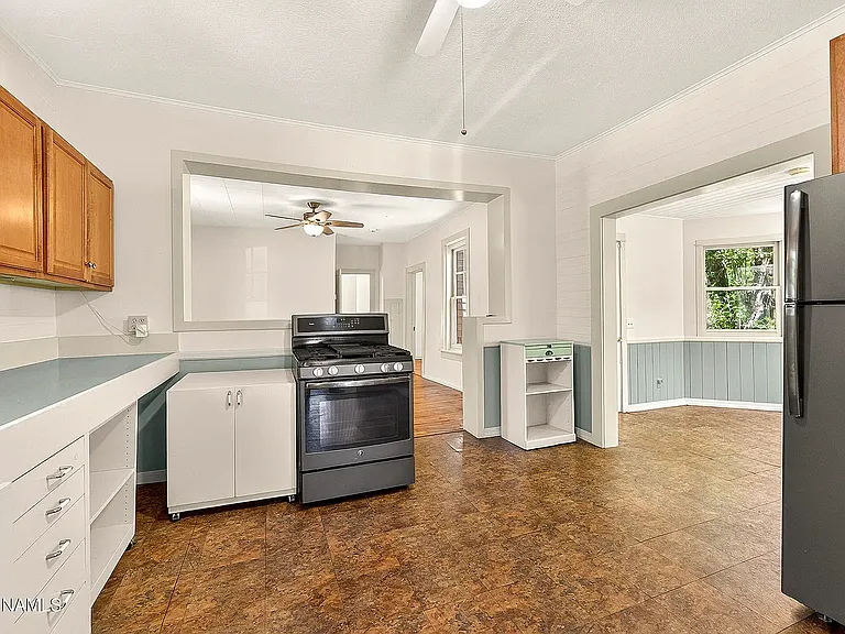725 W Summit Ave — Photo 6