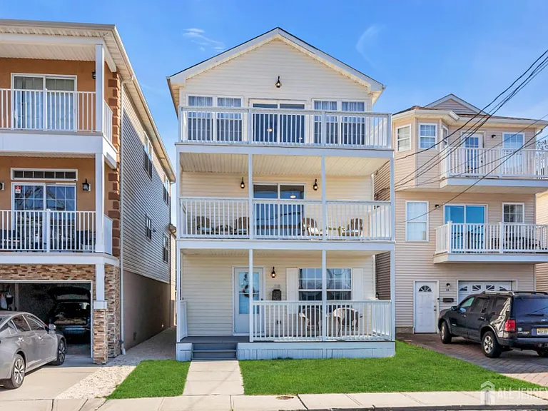 28 Bay Ave — Photo 1