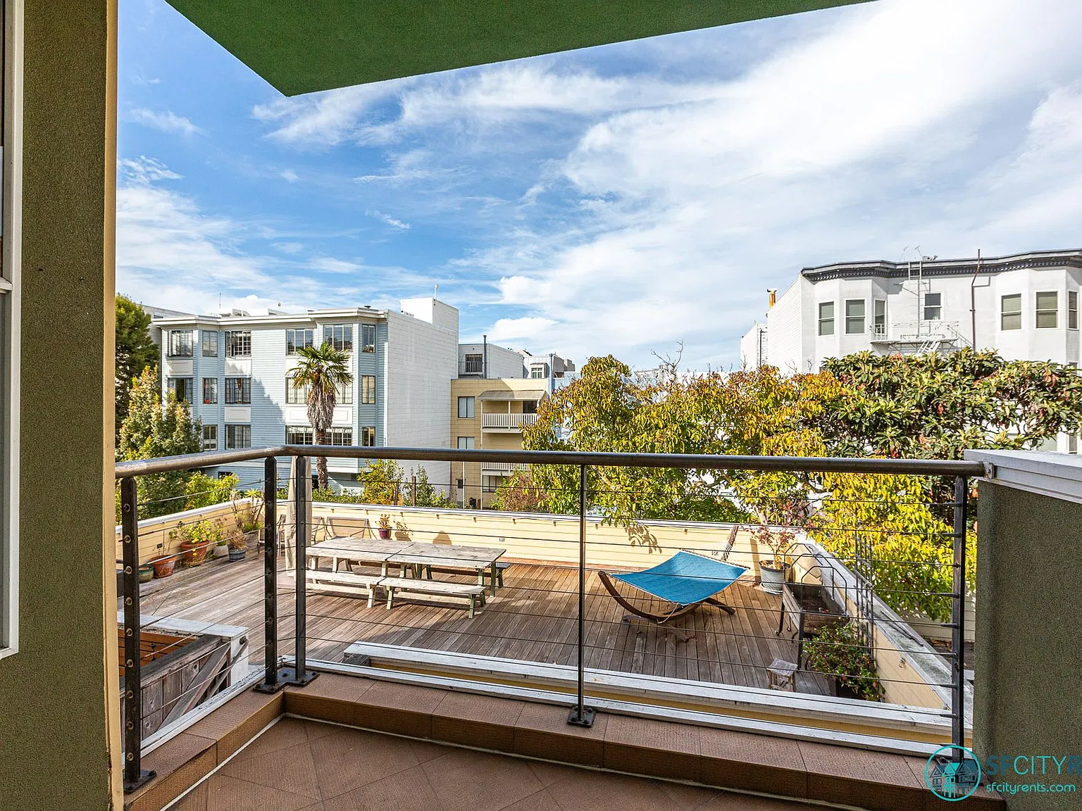 Marina: Stunning Top Floor Bi-Level Condo w/ 2 Car Parking + 2 Patios — Photo 4