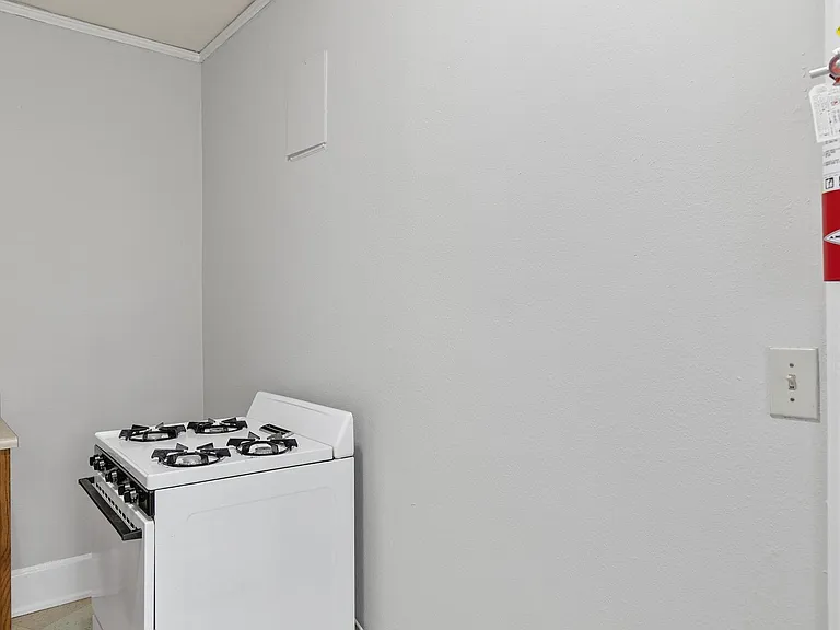 Clairmont Apartments — Photo 14