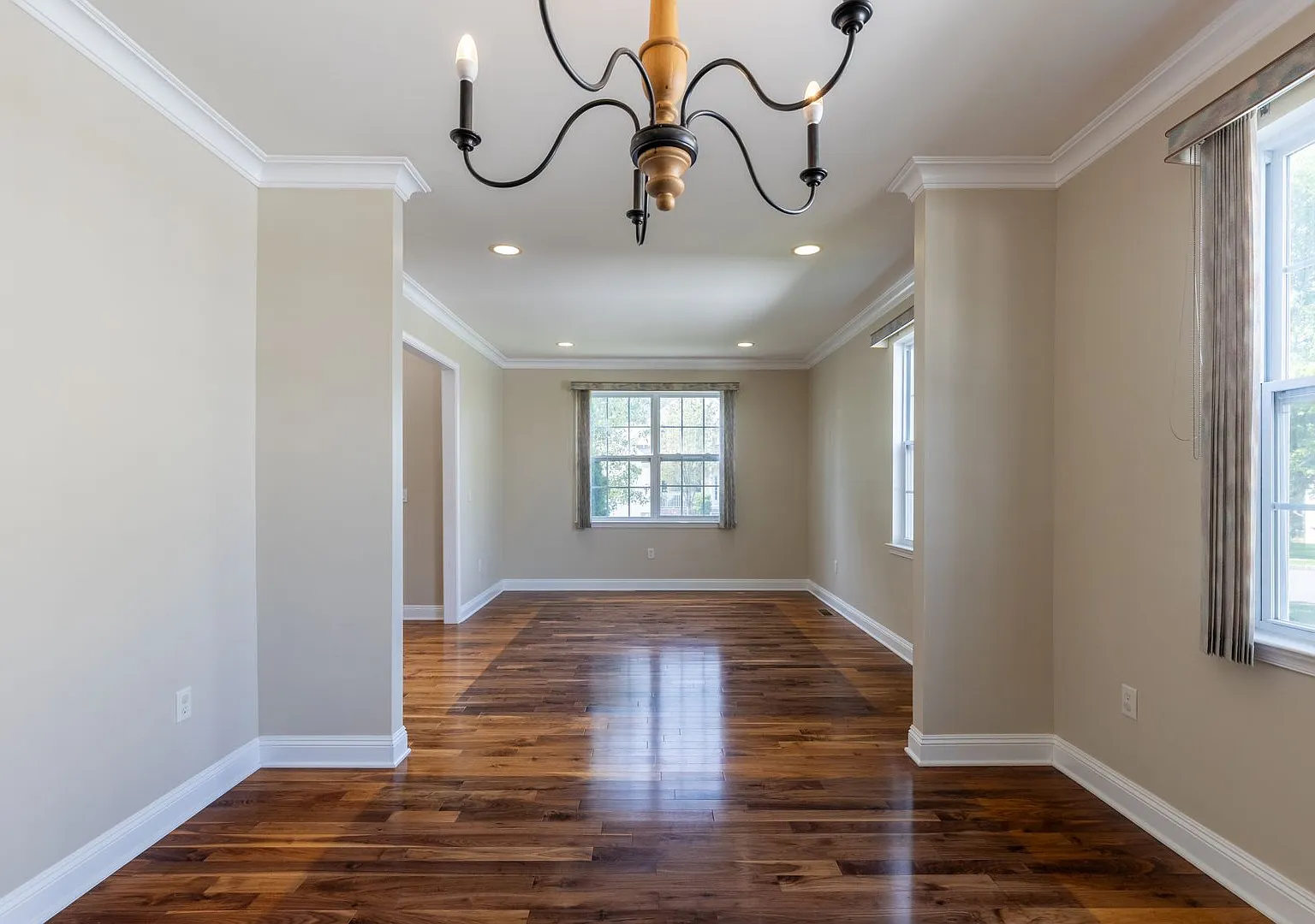 4 Beds 2.5 Baths — Photo 4