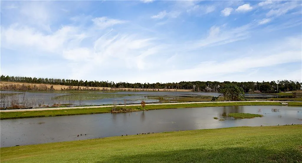 5 bed, 2.5 bath, 2400 sqft, $2,850 — Photo 4