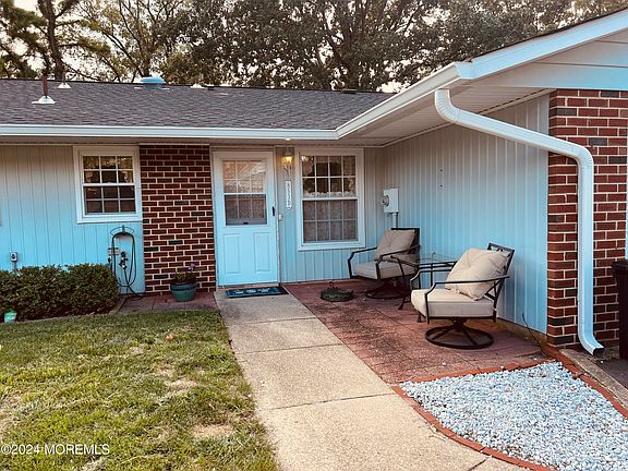 3rd image of 853D Thornhill Court