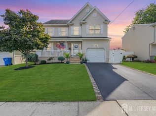 8 Harmony Way, Sewaren, NJ 07077