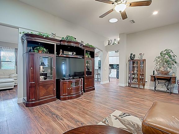 5th image of 1015 Del Mar Dr