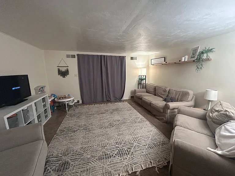 605 Woodmere Dr #11 — Photo 2