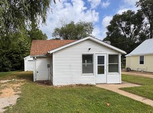 1323 Woodlawn St, Dixon, IL 61021