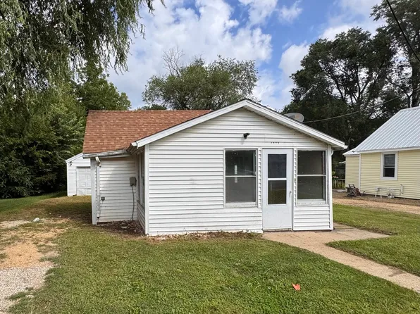 1323 Woodlawn St, Dixon, IL 61021