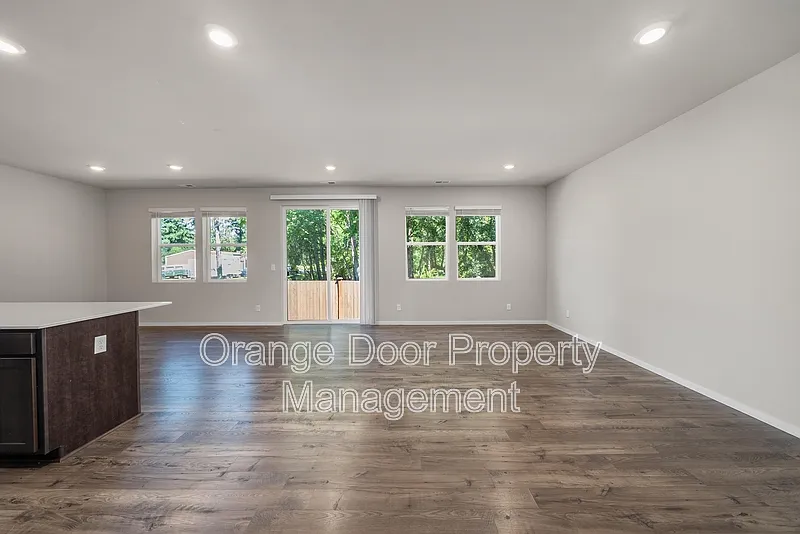 4 bed, 2.5 bath, 2500 sqft, $3,300 — Photo 2