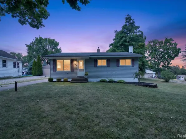 2460 Massena St, Commerce Township, MI 48382