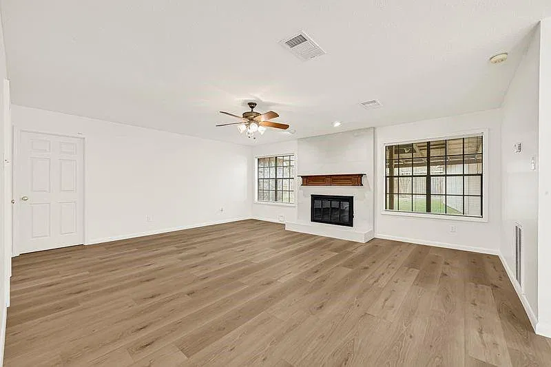 4 bed, 2.5 bath, 2393 sqft, $2,400 — Photo 4