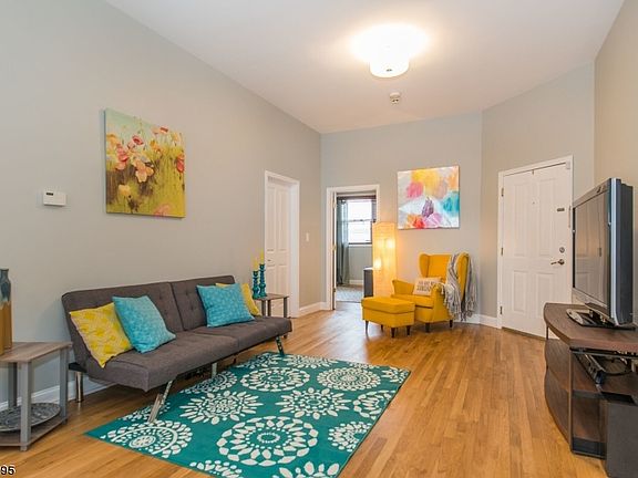 5th image of 48 Laidlaw Ave APT 1