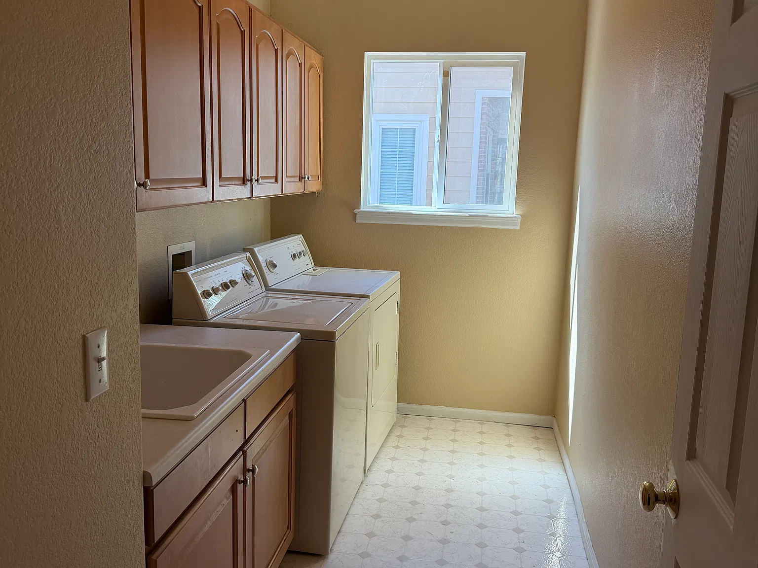 5 bed, 3863 sqft, $3,450 — Photo 2