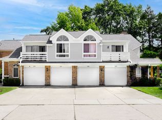 1081 Courtland Dr, Buffalo Grove, IL 60089