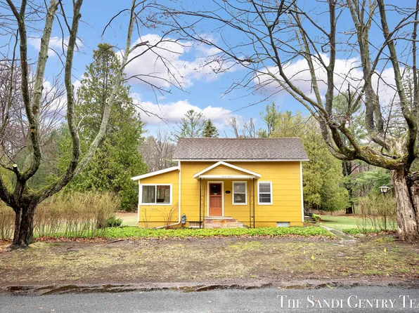 1111 2nd St, Pentwater, MI 49449