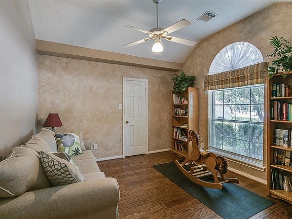 5th image of 214 Samantha Ct