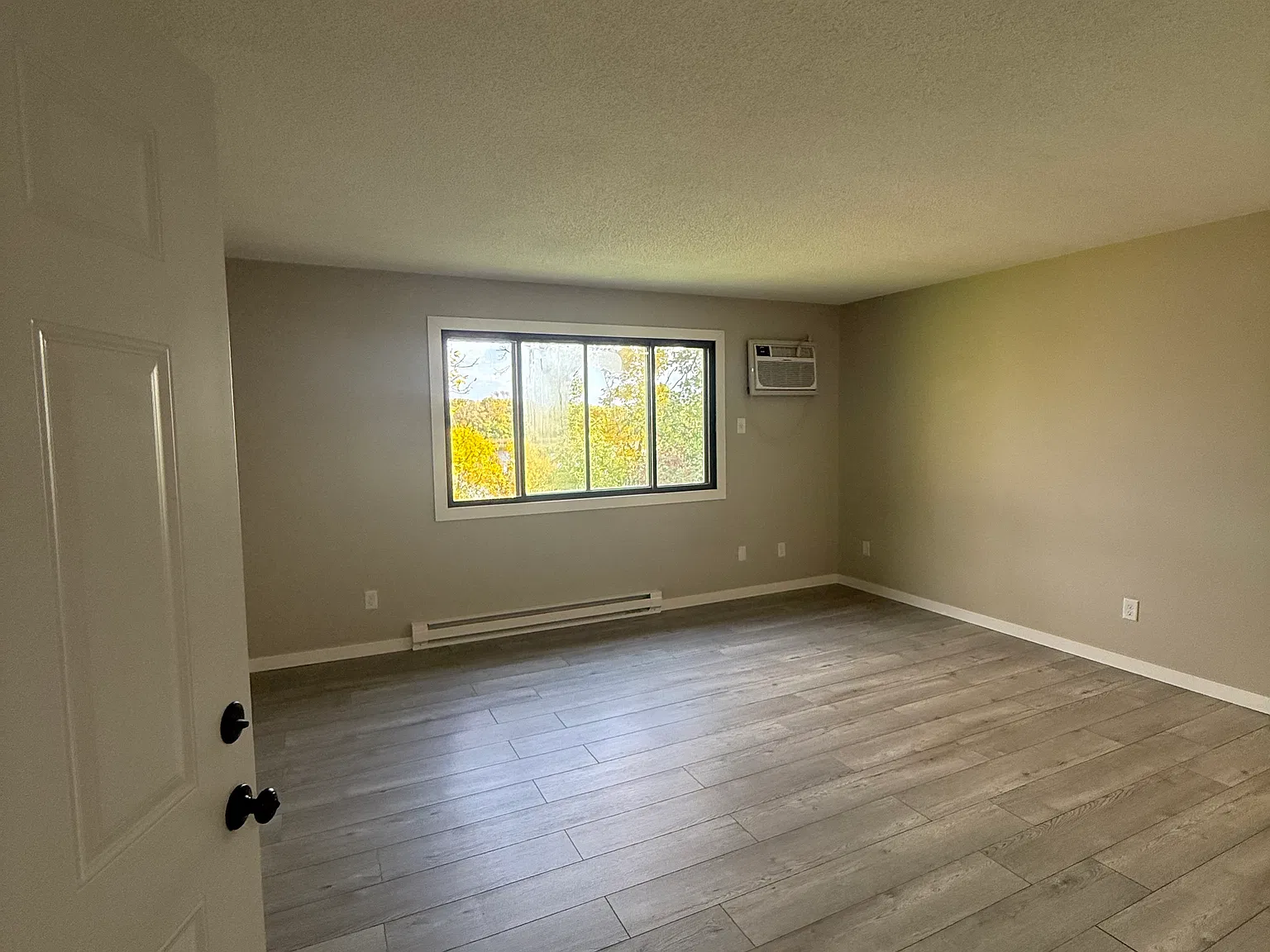 2 bed, 1.0 bath, $1,150 — Photo 2