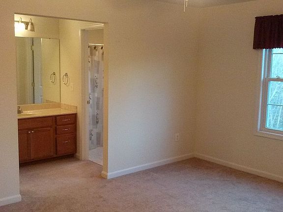 Upstairs MBR &walk-in closet