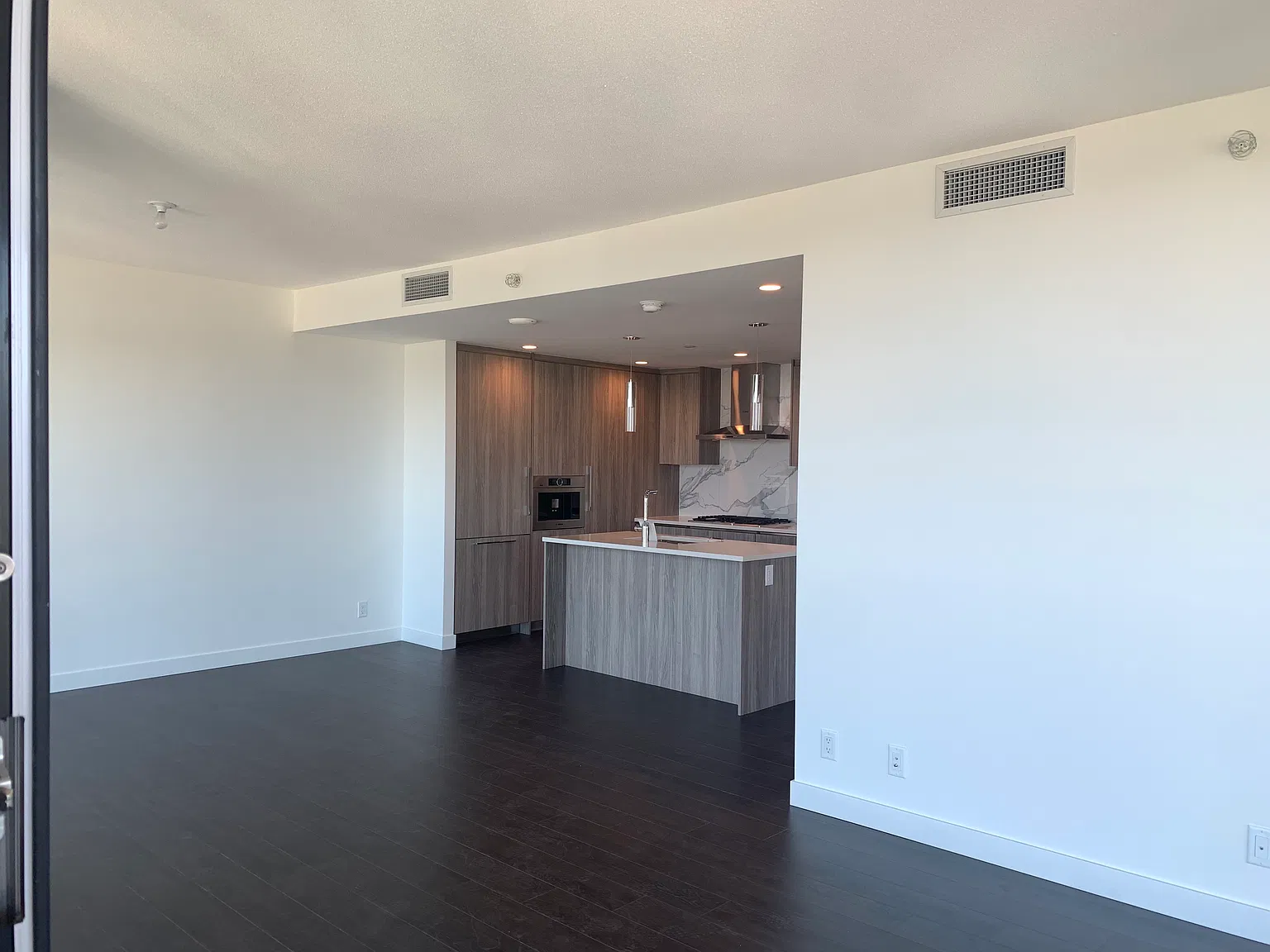4890 Lougheed Highway Burnaby — Photo 4