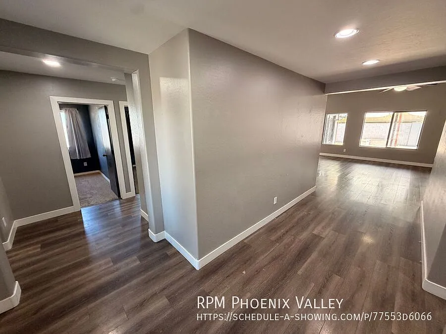 Pet Friendly Renovated 5-Bedroom Corner Lot Home with Luxury Upgrades — Photo 2