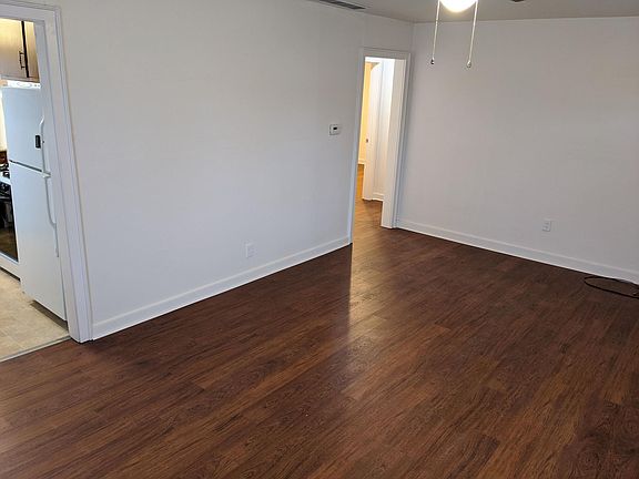 3rd image of 1318 W Clarewood Ave