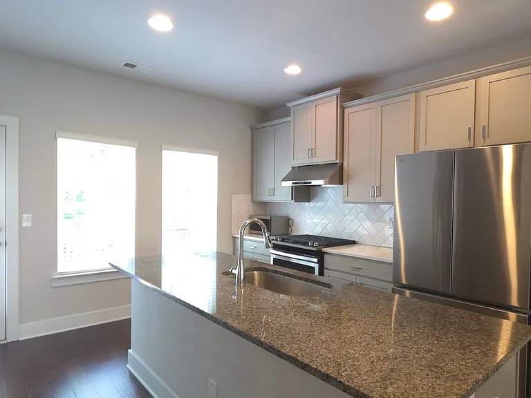 3801 Oxford Cir — Photo 4