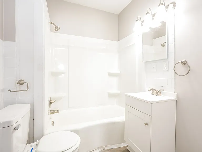 1498486_024_main_bathroom_13078000.jpg